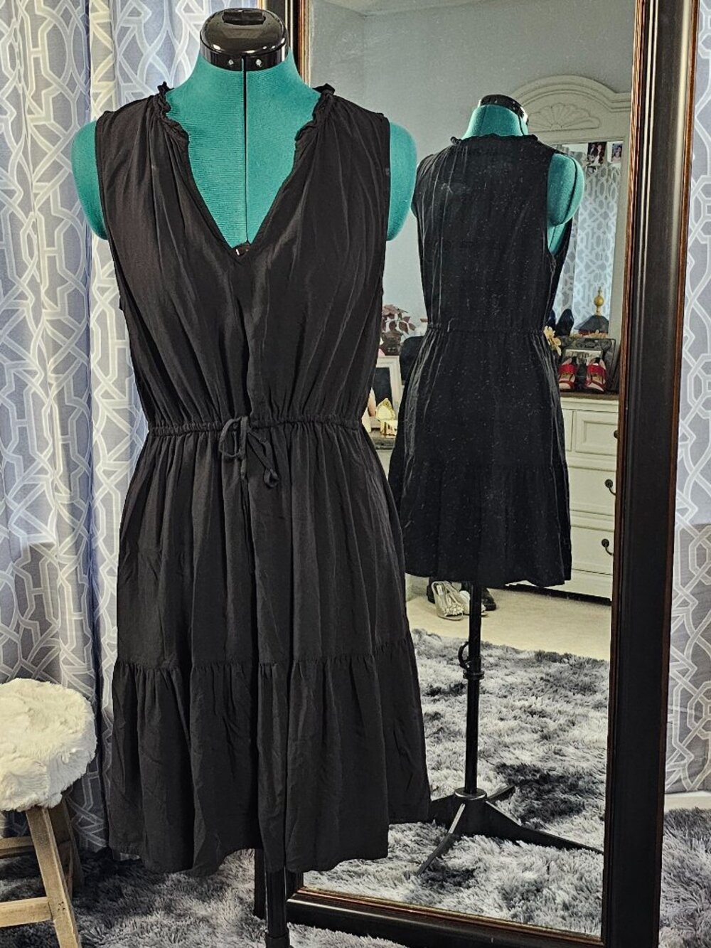 GAP Sleeveless Splitneck Mini Dress – Ruffled V‑Neck & Tiered Skirt – Size L